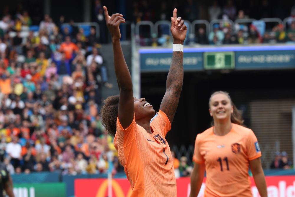 乐鱼体育竞技-荷兰队横扫西班牙队，晋级前景一片光明！的简单介绍