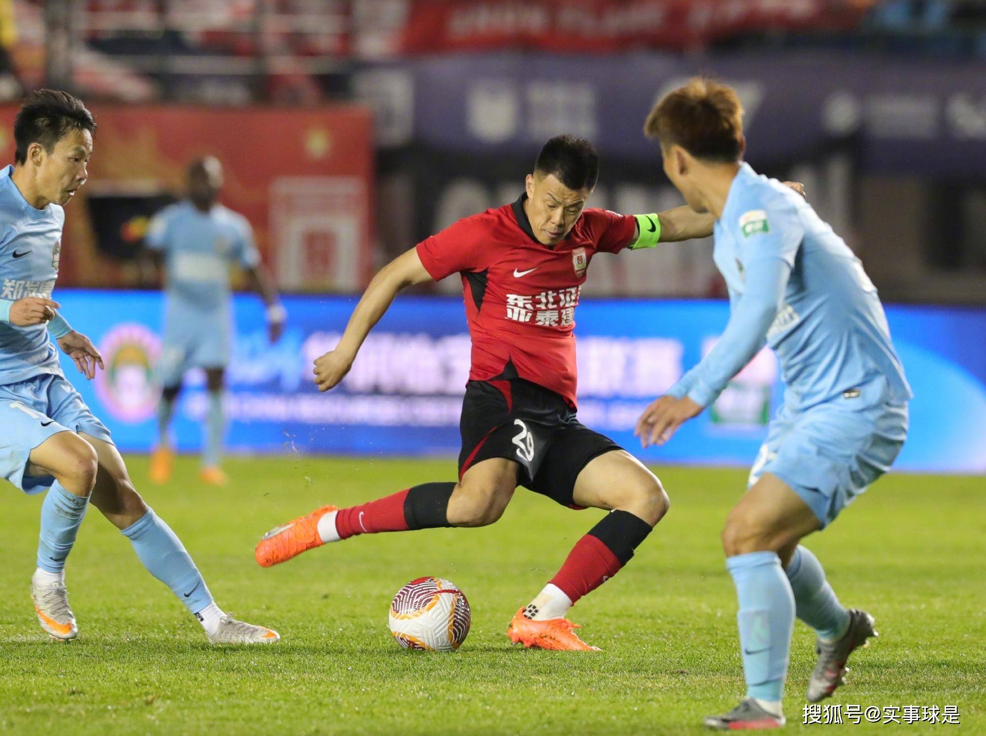 乐鱼体育视频-青岛黄海对阵河南建业，争取主场胜利
