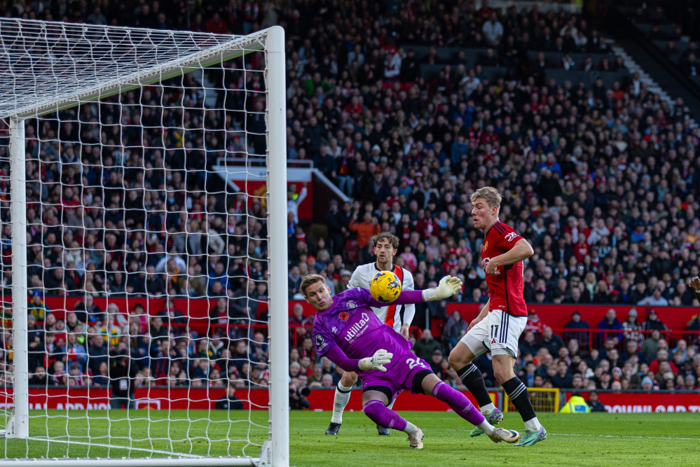 乐鱼体育馆-热刺后卫射门绝杀，逆转战胜对手领跑英超的简单介绍