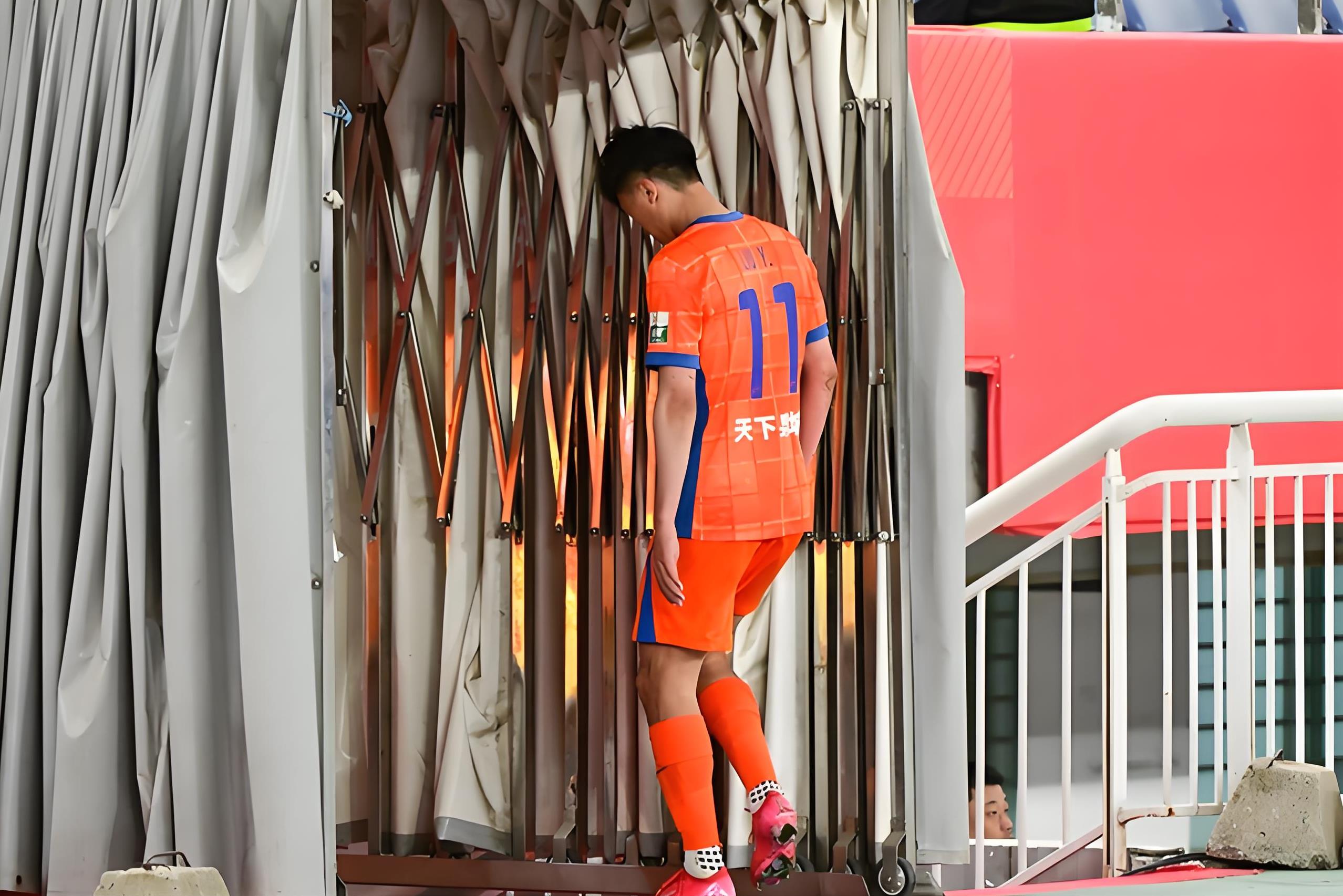 中超球员在职业篮球场上战斗力爆棚