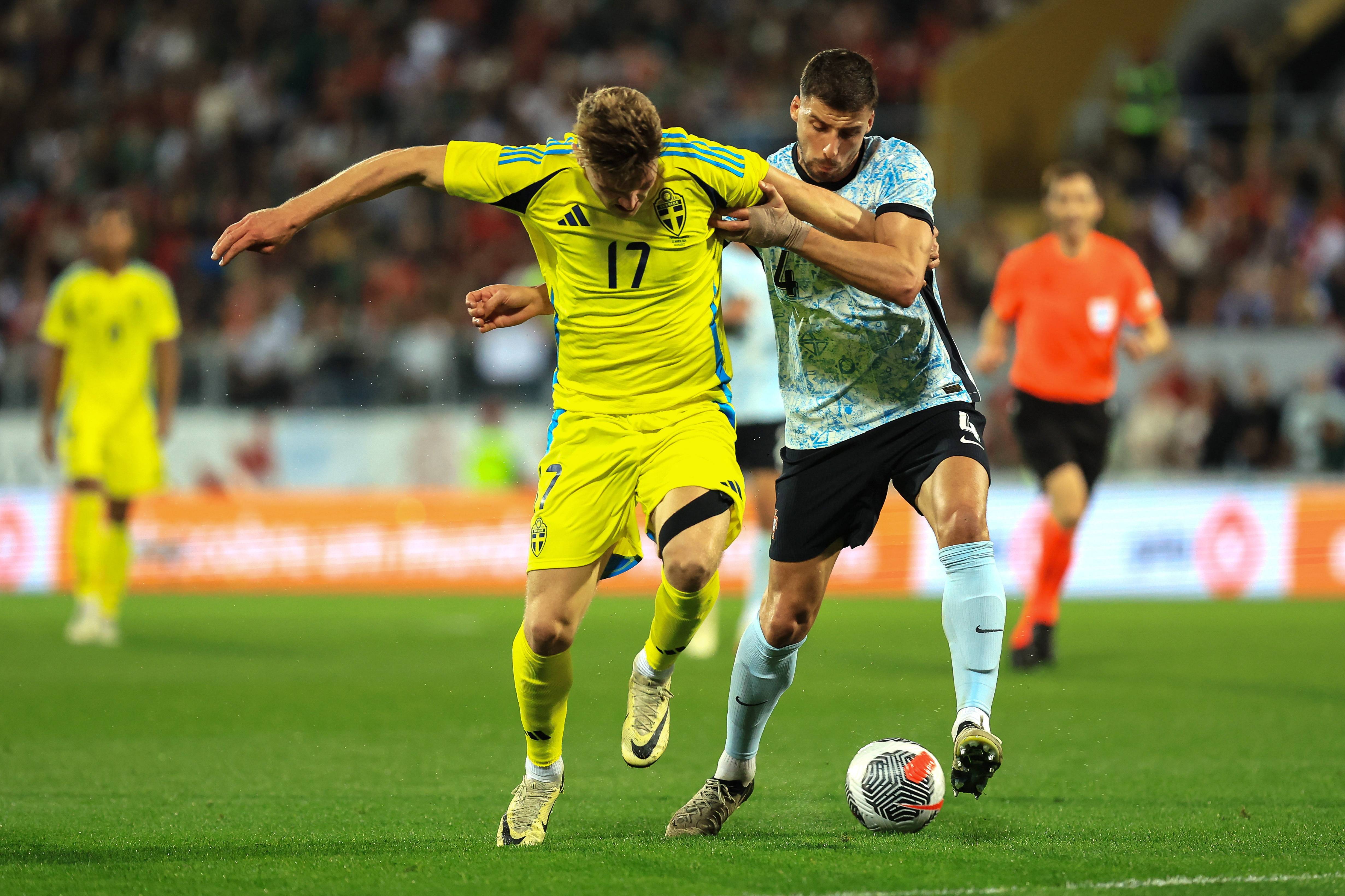 紧张激烈的足球比赛即将上演