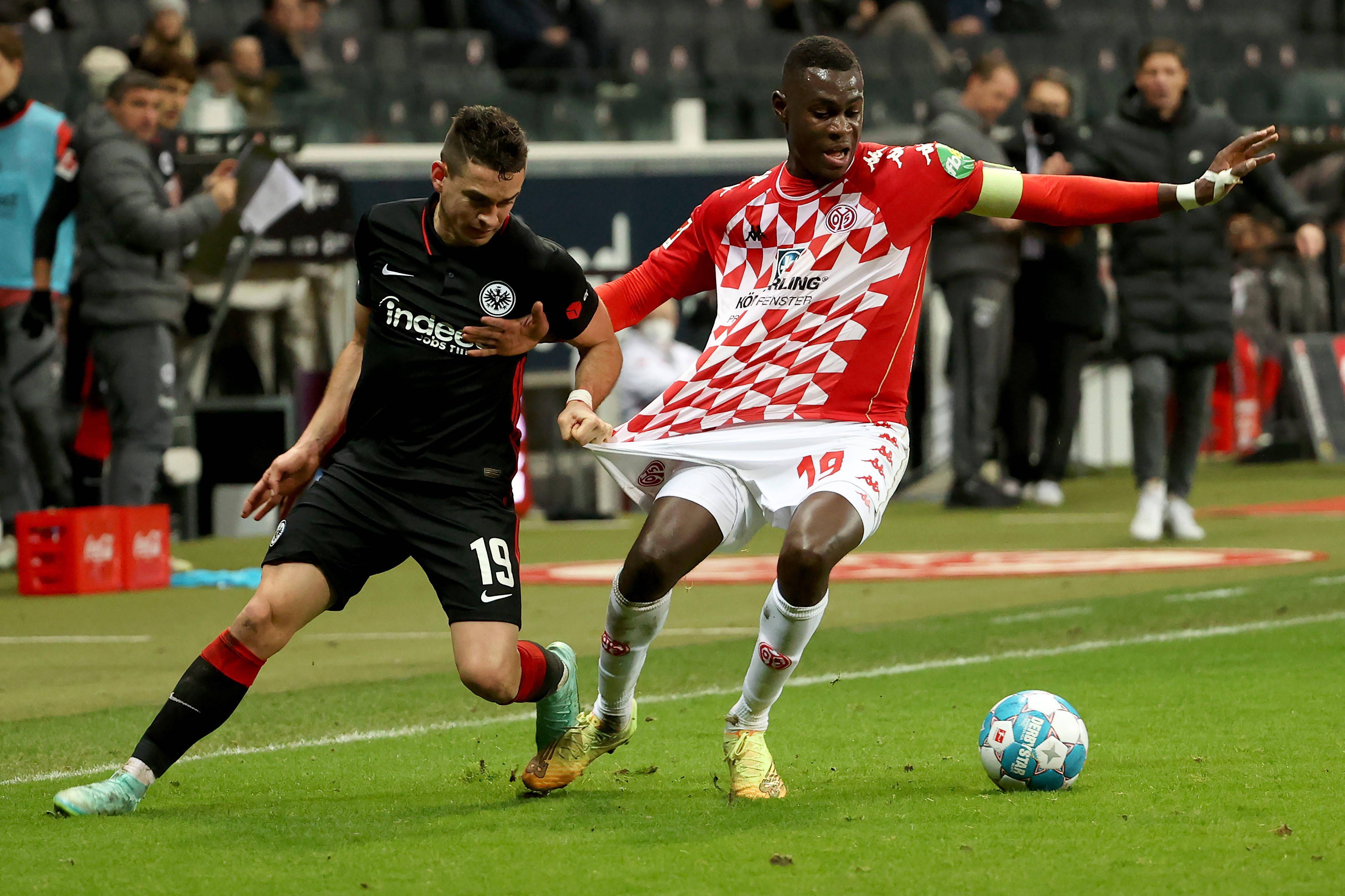 包含法兰克福战术调整频繁，球队整体适应性强的词条