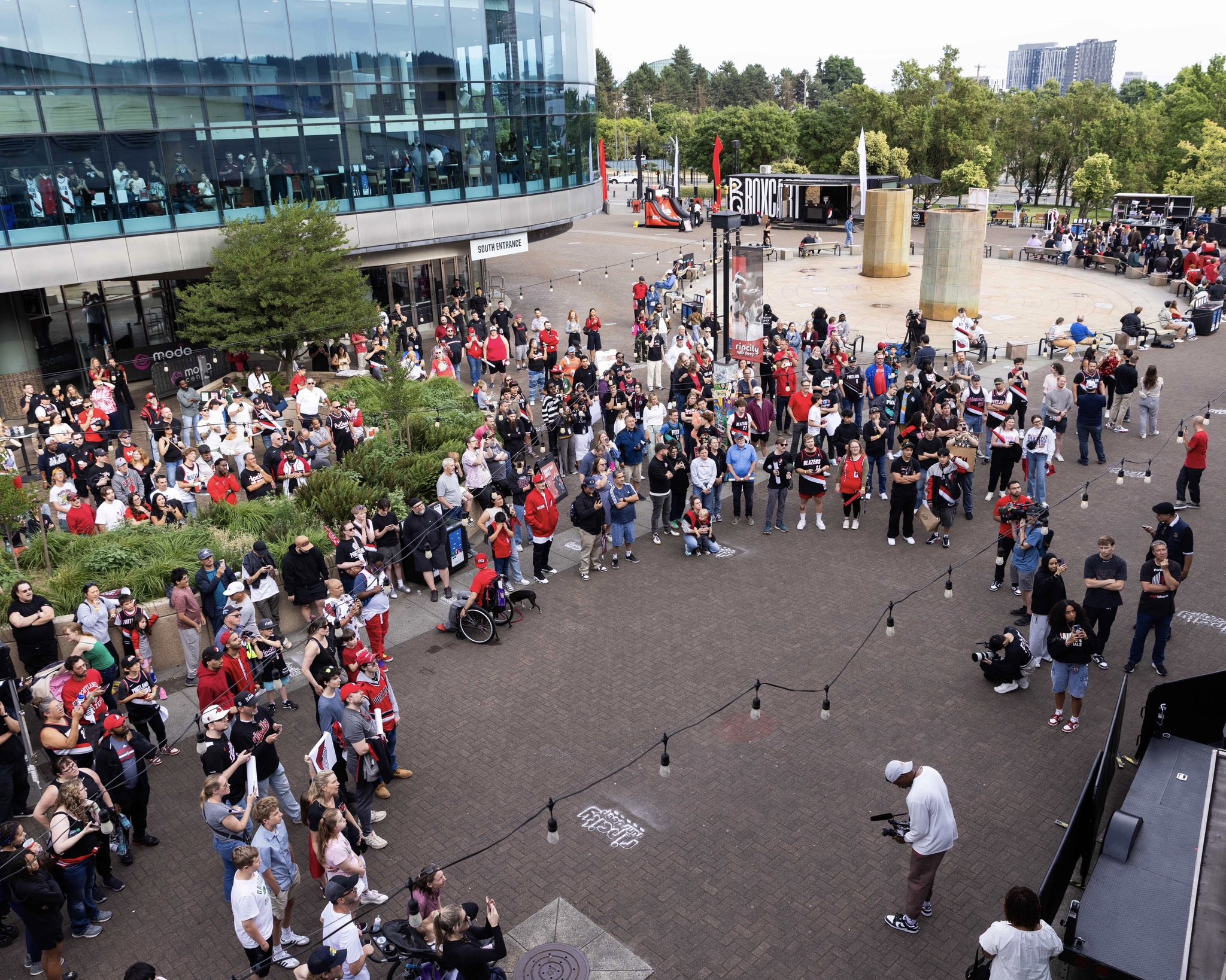 重要足球赛事拉开帷幕，球迷翘首以待